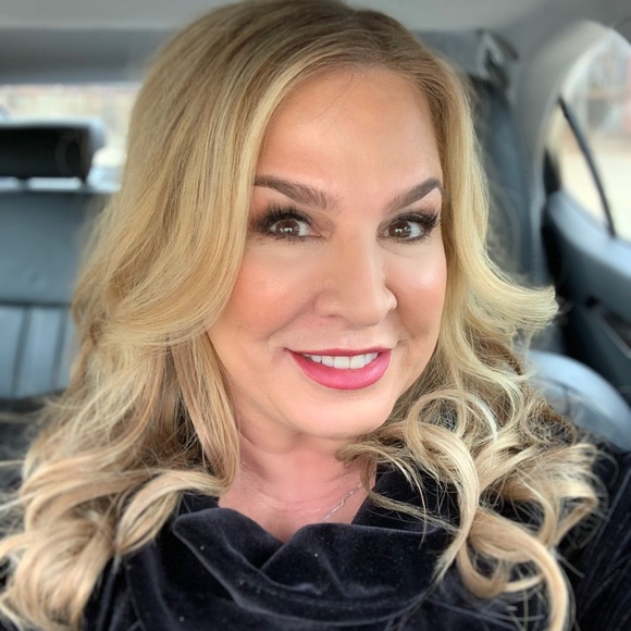 Meet your Posher, Cindy - Picture 2 of 2